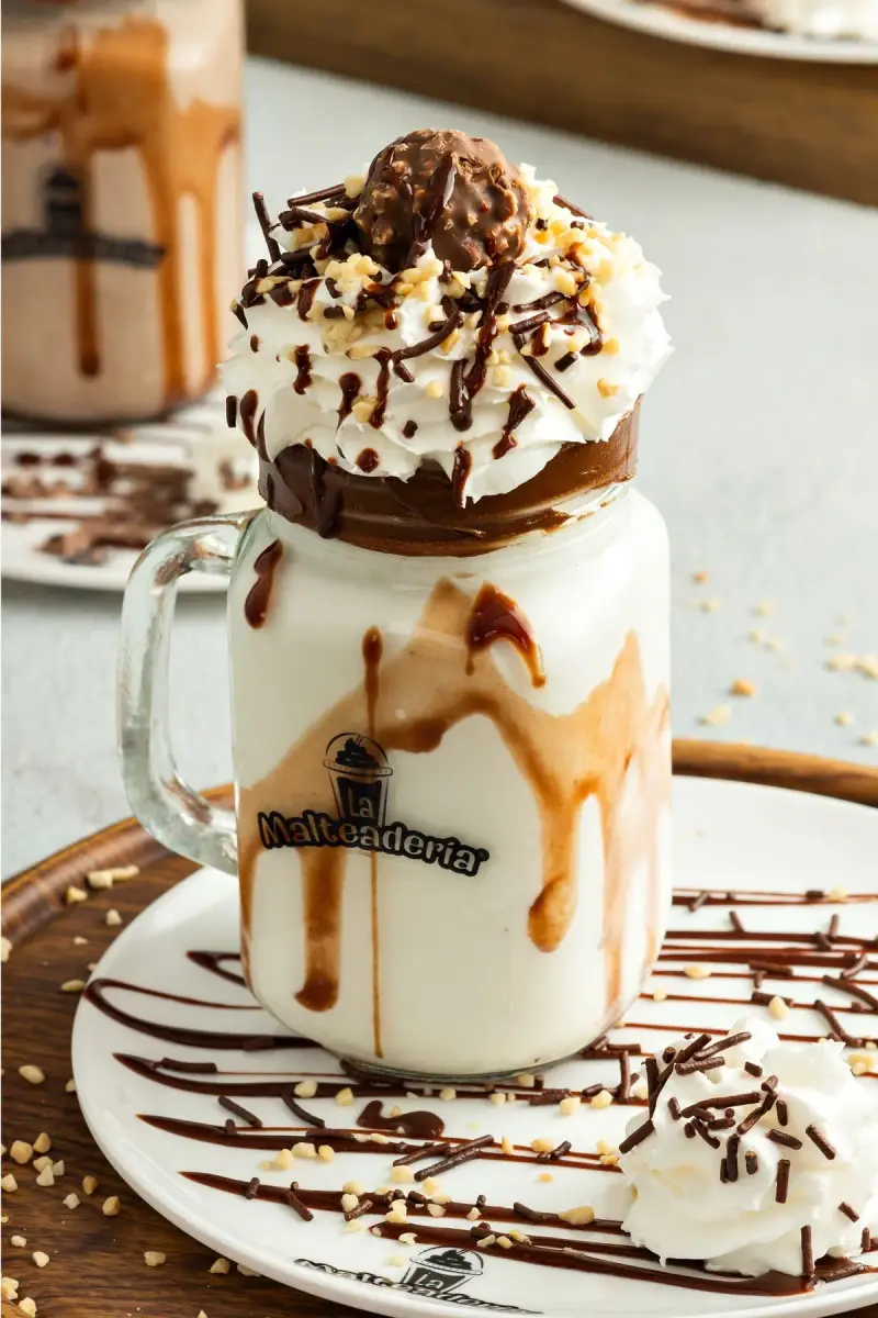 Ferrero Rocher: bombón Ferrero sobre la crema batida, con salsa de chocolate y arequipe por el frasco.